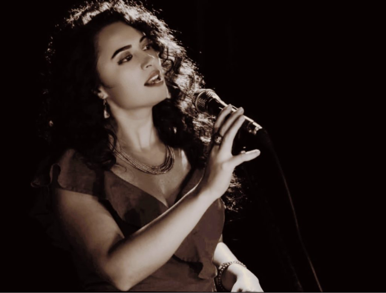 Read more about the article Burcu Sarak’tan Bambaşka Bir Tarzda “Yandırdın Kalbimi” Yorumu